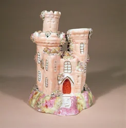 Parfymbrännare i form av ett slott, troligen Staffordshire, ca 1835 (keramik)
